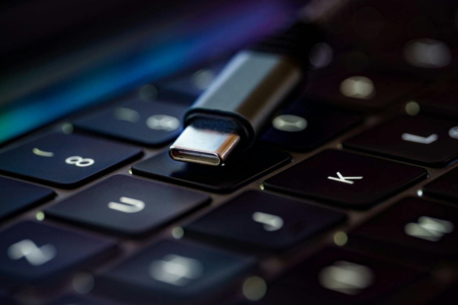 Tietokoneen USB-C-liitäntä